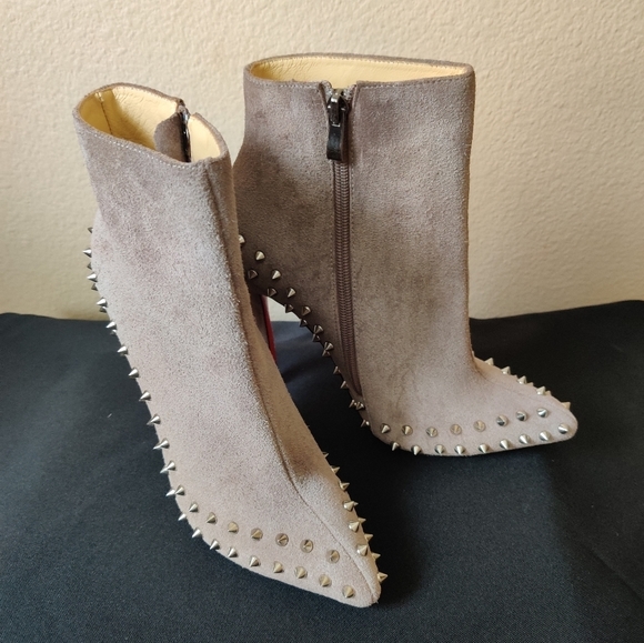 🔥🔥🔥Christian Louboutin Tan Suede Spike Studs  Booties - Picture 1 of 12